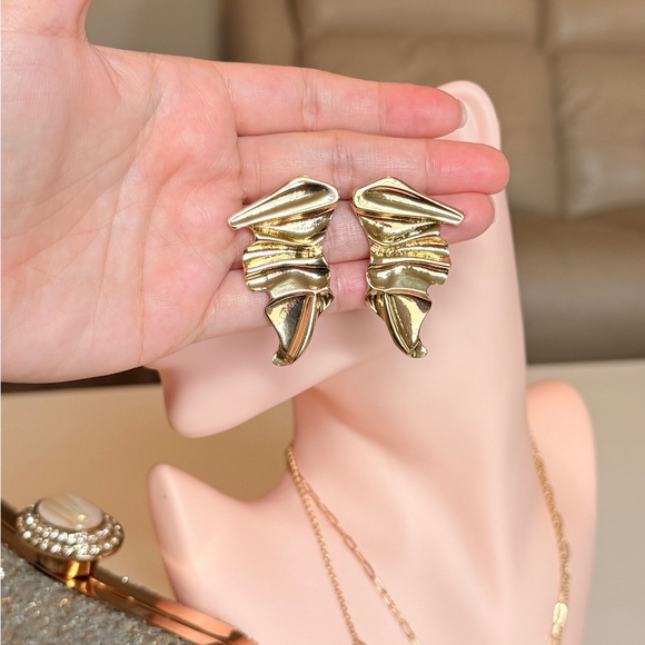 ⚜️ Bold Gold Statement Earrings - Picture 9 of 9